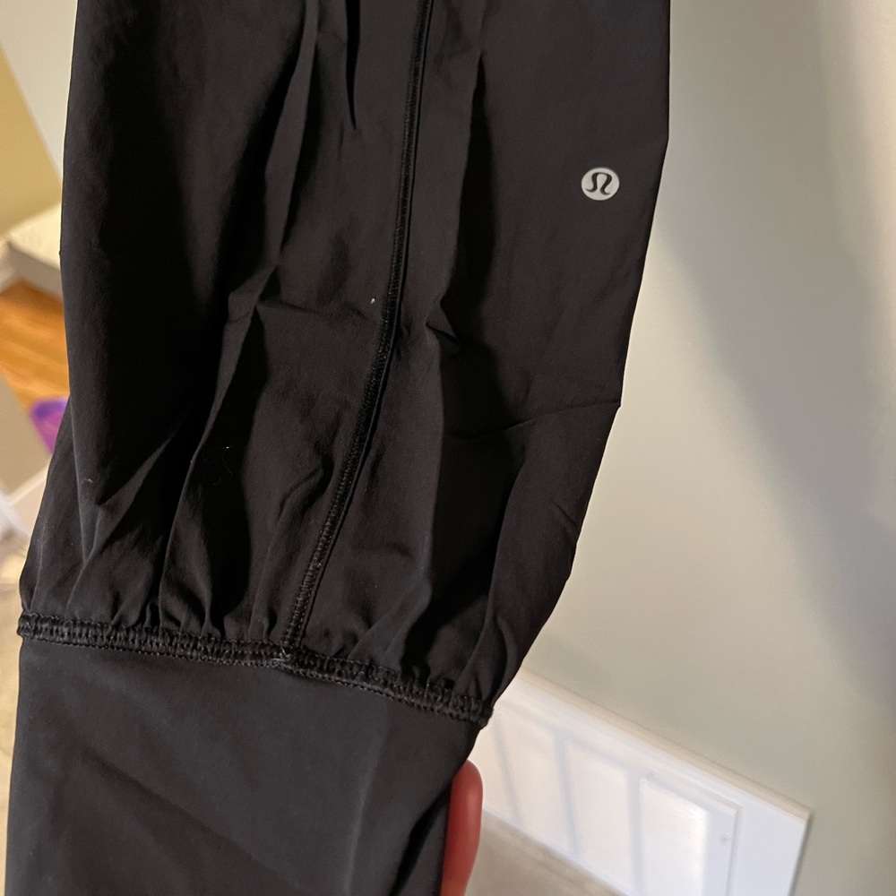 Lululemon size 8 joggers, unsure of style but very loose and lightweight fit